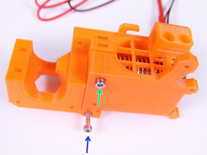 Dokręć obydwie śruby mocujące pokrywę do korpusu ekstrudera przy pomocy klucza imbusowego 2.5 mm.