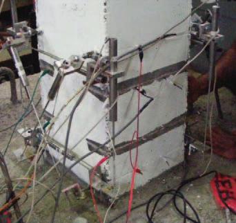 Fot. 6. Słup żelbetowy z systemem elektrod, gotowy do pomiaru [23] Fot. 7. Most w Roca w stanie Nebraska w USA Betonowe czujniki z materiałami funkcyjnymi, m.in.