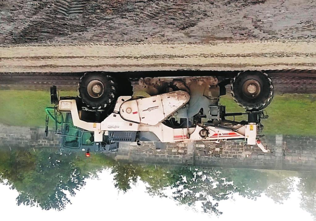 Roads and Bridges - Drogi i Mosty 17 (2018) 39-53 49 mieszania na miejscu. Wykonano zaroby próbne o zawartoœci destruktu betonowego od 0% do 60%.