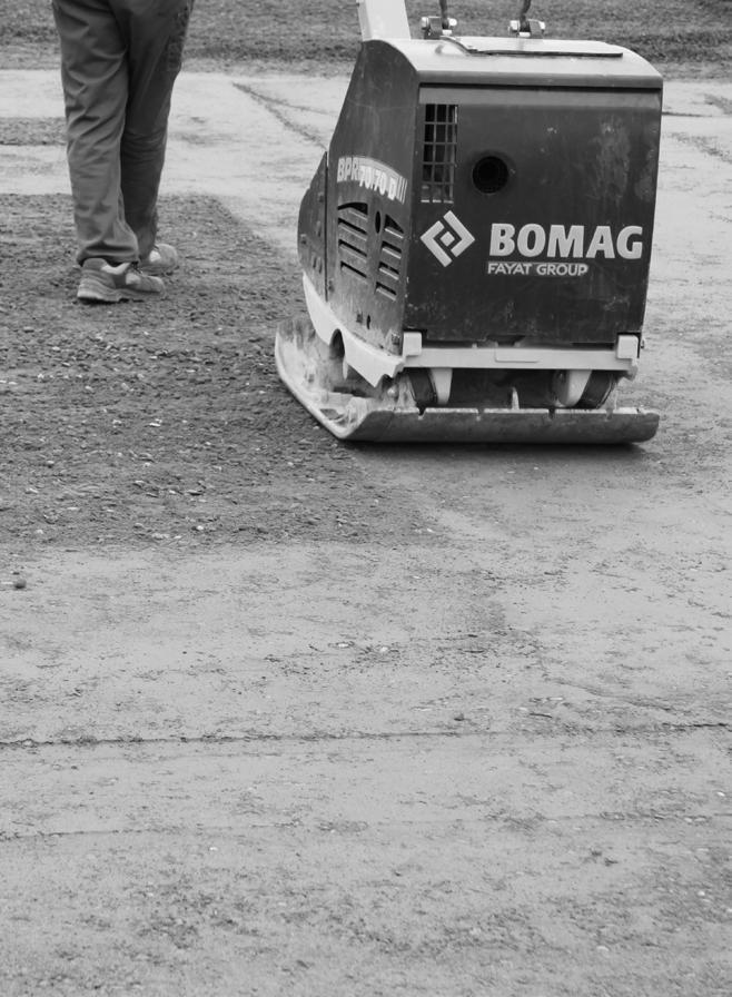 Podsypkę pod płyty wielkoformatowe Należy zwracać uwagę na płaskie układa- należy wykonać z maksymalnie 1-2 mm nie całą powierzchnią.