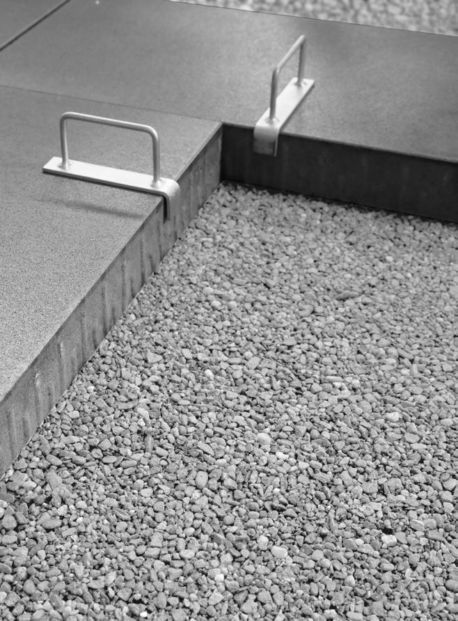 Płyty wielkoformatowe oraz kostki brukowe o grubościach 12 i 16 cm nie powinny być układane na styk ze względu na konieczność dokładnego wypełnienia stosunkowo wąskich szczelin z zazębiającymi się