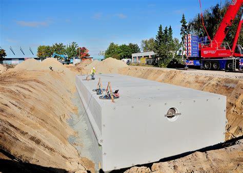 Wykonane są one z betonu (podziemne zbiorniki retencyjne) lub z tworzyw sztucznych (skrzynki,