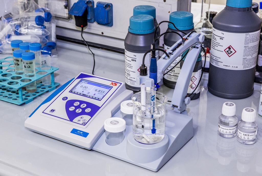 PRZEWODNIK PO POMIARZE ph w laboratoriach CZECHY Chromservis s. r. o. Jakobiho 327 Cz-109 00 Praha 10 Petrovice tel.: (+420) 274 021 222 prodej@chromservis.