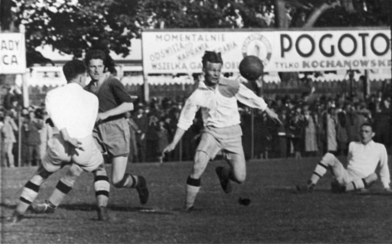 28 Szymon BENIUK o zachowaniu publiczności. Z reguły ograniczano się do podania frekwencji. Niekiedy pojawiał się artykuł opisujący publiczność na polskich stadionach.