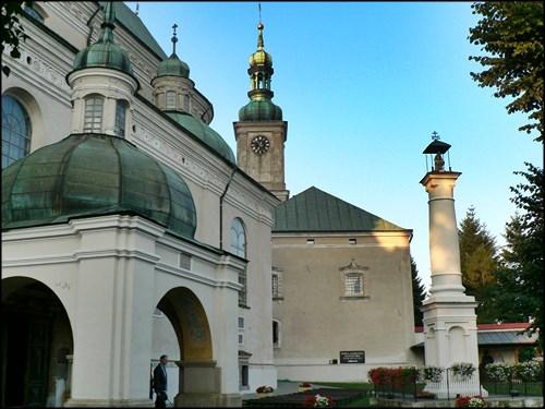 W latach 1439-1839 zarządzana przez bożogrobców z Miechowa. Bernardyni zostali sprowadzeni do Leżajska w 1608 r. Kościół pod wezwaniem Zwiastowania Najświętszej Pannie Maryi, oo.