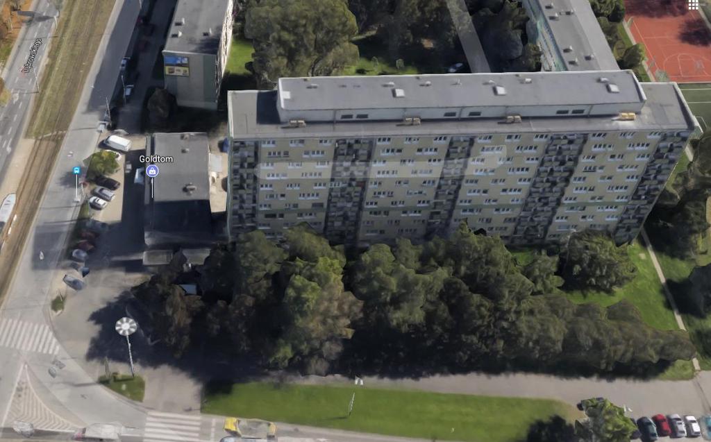 Stan techniczny elementów konstrukcyjnych i wykończeniowych budynku - typowy. Klatka schodowa jest zadbana.