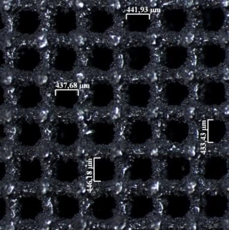 µm), b) 700 µm (średni wymiar porów: 439,1x439,1 µm), c) 500 µm (średni wymiar porów: 253,5x278,4 µm) (mikroskop świetlny) Rysunek 4.21.