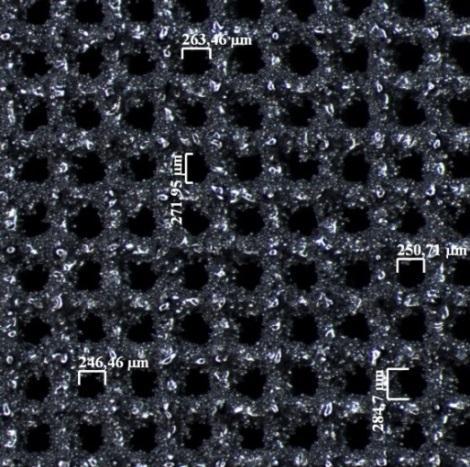 komórki jednostkowej o modelach złożonych z bazowych komórek jednostkowych o rozmiarach 500-700 µm wynikowy rzeczywisty rozmiar porów jest o ponad 100 µm mniejszy niż rozmiar zaprojektowany w