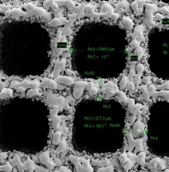 Open Access Library rozmiarach bazowych komórek jednostkowych 800-1000 µm precyzja obliczeń jest większa, a doświadczalnie stwierdzone różnice w rozmiarach porów zawarte sa w przedziale 40-75 µm.
