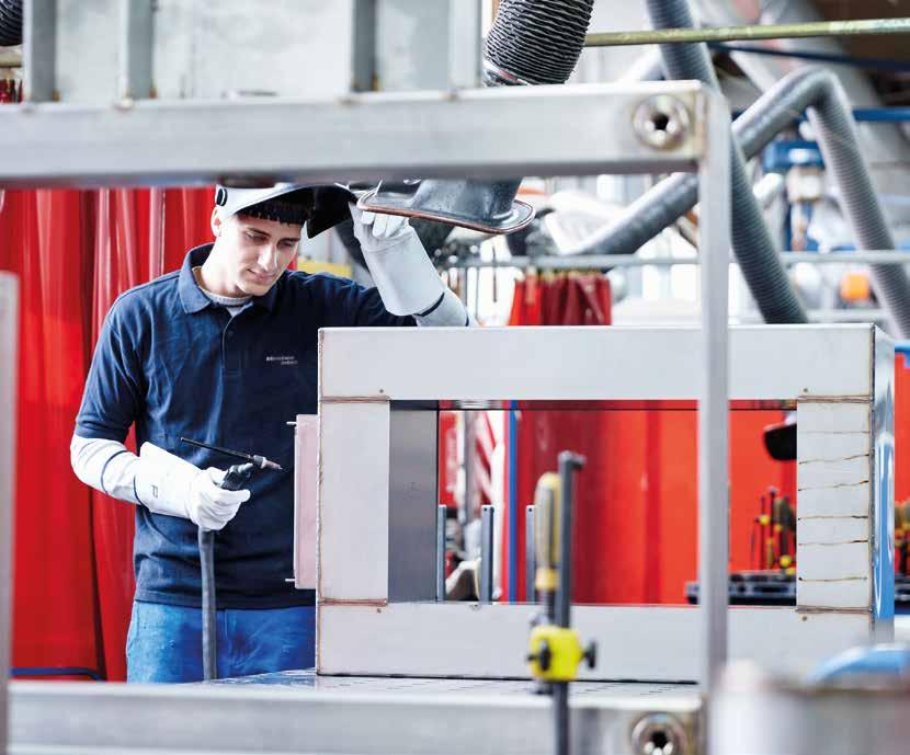 Grupa MinebeaMitsumi Grupa MinebeaMitsumi jest globalnym producentem elementów elektromechanicznych o dużej dokładności, mających zastosowanie w licznych gałęziach przemysłu.