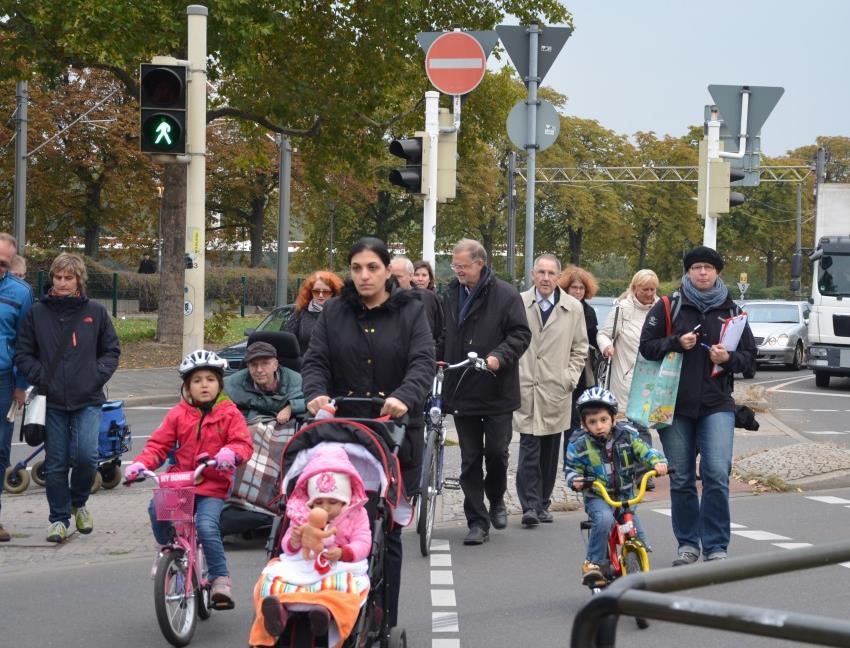 Wprowadzenie III: Dobre powody przemawiające za bliską mobilnością 23% wszystkich tras pokonuje się w