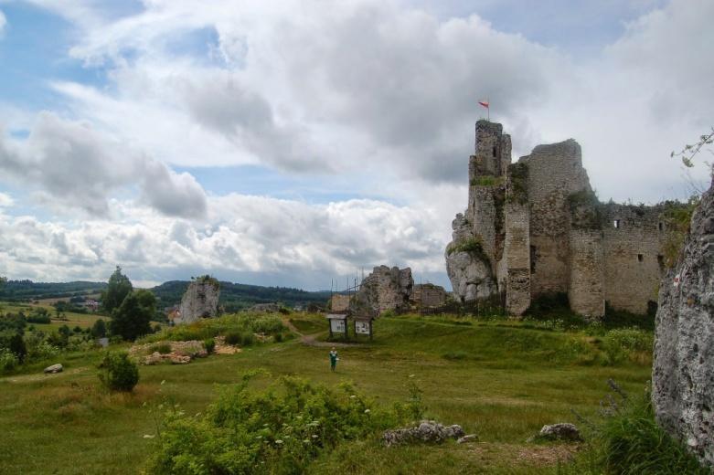 Mirów odległość od CZ 0 km Zamek w Mirowie wybudowany został za czasów Kazimierza Wielkiego. Należy do systemu obronnego zwanego dzisiaj Orle Gniazda.