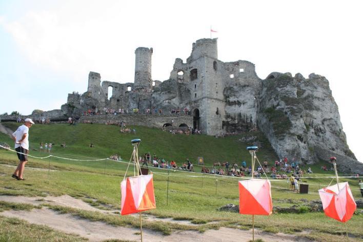 Ogrodzieniec odległość od CZ 20 km Historia chyba najbardziej majestatycznego ze wszystkich jurajskich zamków sięga czasów Bolesława Krzywoustego (XII wiek).