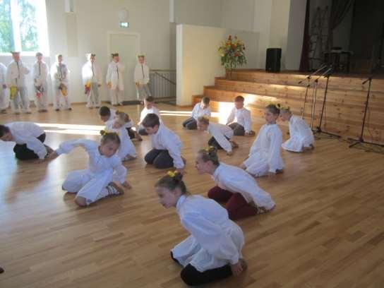 *) Szkolna grupa