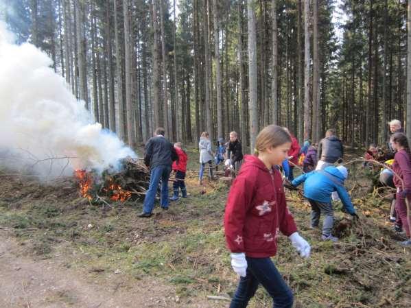 *)Uczniowie 2., 3., 4., 5. i 7. klasy udali się do lasu Pokaini, aby wziąć udział w Wielkim Sprzątaniu.