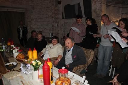 do (ycia (zwa(my cho&by na pobudki skoro %wit, przemierzanie miasta w celu nazbierania puszek, z#omu, pchanie wózków kilometrami przez miasto ), ich problemy i potrzeby, budzi#a si' w nas niezgoda na