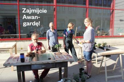 Ponosimy równie( odpowiedzialno%& za dom, to znaczy zabezpieczamy go (troszcz$c si' o %rodki na czynsz, rachunki). Pe#nimy wi'c w pewnym sensie rol' rodziców, opiekunów (przewodników?