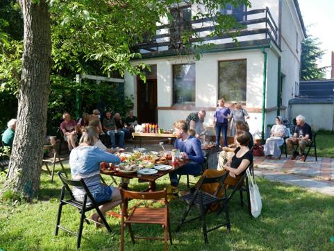 opiek' nad tym lokalem grupie dziesi'ciu m'(czyzn, którzy wyrazili ch'& pozostania. Przyj'li jego zasady, jak równie( chcieli zaanga(owa& si' na co dzie) w dzia#ania MiserArt.
