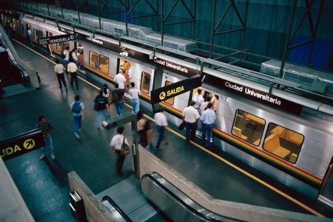 uzyskuje kompetencje zawodowe w zakresie: planowania rozwoju systemów komunikacyjnych modelowania procesów transportowych z wykorzystaniem najnowocześniejszego oprogramowania komputerowego