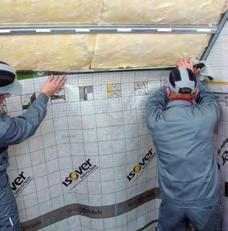 ISOVER oferuje wypróbowaną i przetestowaną aktywną folię paroizolacyjną ISOVER Vario KM Duplex UV o zmiennym oporze dyfuzyjnym, którą można używać w wielu zastosowaniach.