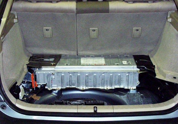 Akumulator HV Akumulator HV Wnętrze bagażnika za tylna kanapą Pojemność bagażnika 408 litrów