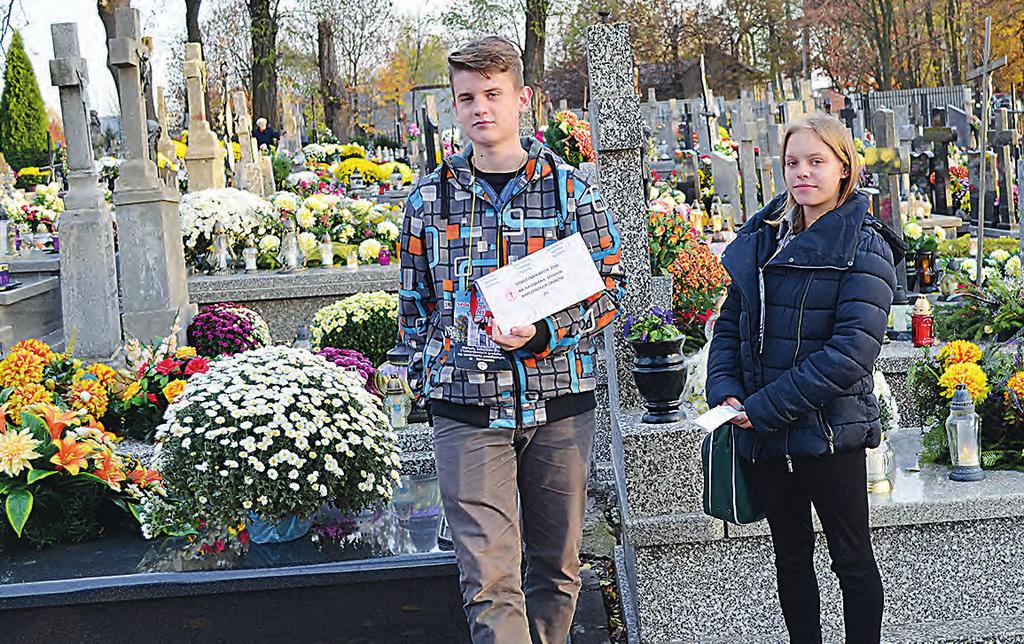 18 KarczeW LO 9-15 listopada 2015 zdjęcia: Adam Żórawski Kwestowali na cmentarzu podczas Wszystkich Świętych