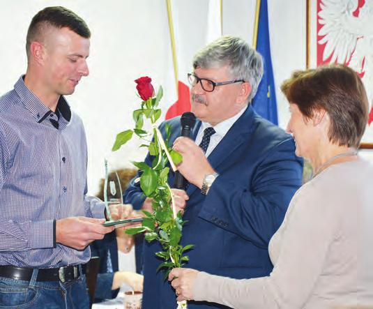 22 WiąZOWnA LO 9-15 listopada 2015 Zasłużony strażak Nowe taryfy opłat Woda w górę, ścieki w dół Mieszkaniec Kopek Marek Książek, o którym pisaliśmy w jednym z poprzednich numerów Linii Otwockiej,