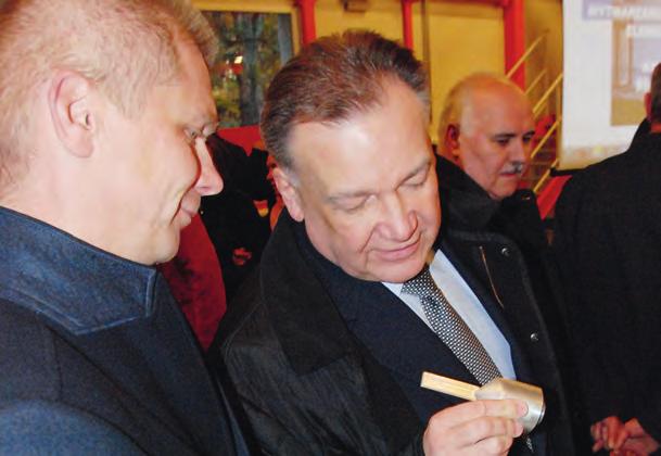 Na zdjęciu: marszałek Adam Struzik ogląda wytworzone w Instytucie elementy ze stali Park Innowacyjny już działa Nobel z Celestynowa?