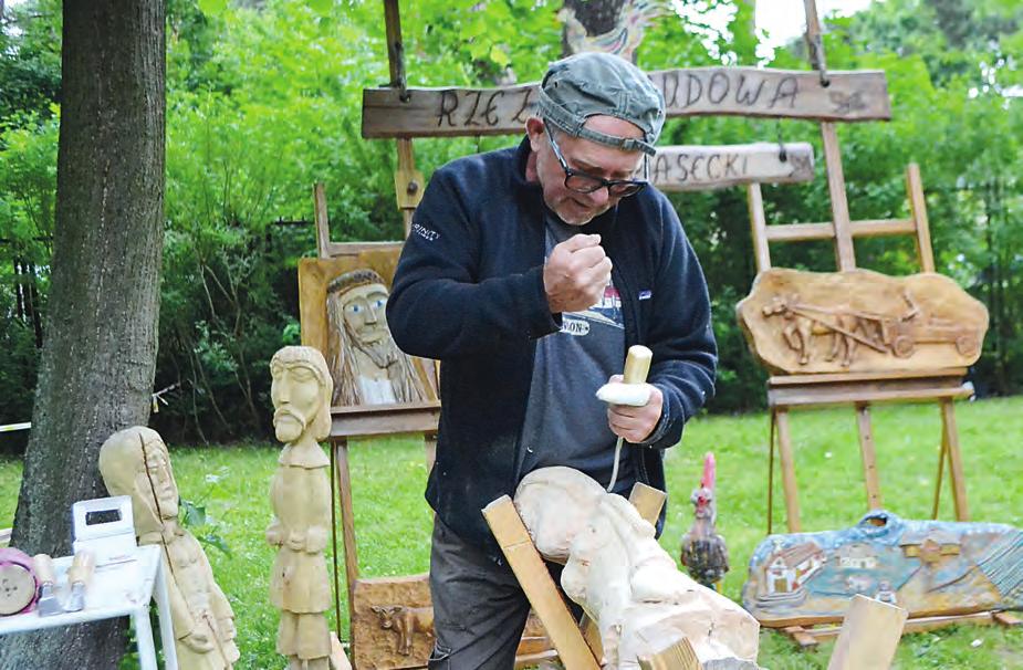32 kultura LO 9-15 listopada 2015 Plastycy Ziemi Otwockiej Dłutem i carvingiem Drewno ma w sobie ciepło i miękkość, a jego struktura sprawia, że nie może się z nim równać żadne rzeźbiarskie tworzywo.