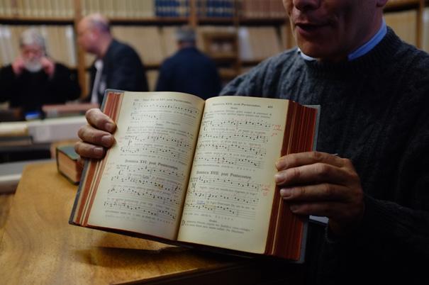 8 kwietnia pojechałem z o. Wojciechem na pięć dni do Opactwa w Solesmes (Kraj Loary). Celem bezpośrednim było dla nas uczestnictwo w sympozjum, zorganizowanego na 30-lecie śmierci o.