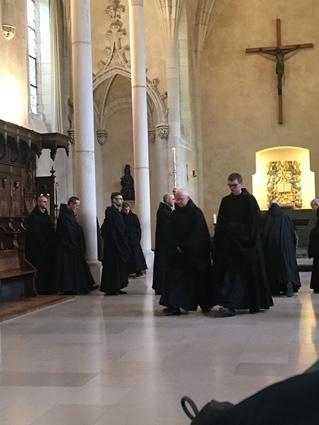Bracia w drodze do chóru w opactwie w Solesmes Aby odpowiedzieć na pytanie, czy chorału należy słuchać, posłużę się cytatem z Teologii muzyki kościelnej Josepha Ratzingera: faktem jest, że istnieje