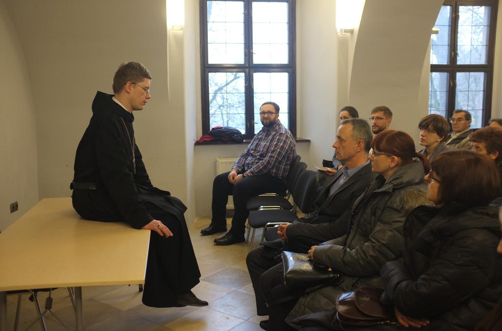 W rolę przewodnika po opactwie wcielił się kustosz muzeum, br.