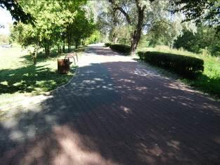 Droga rowerowa wydzielona z chodnika, przeznaczona do jazdy rowerzystów w dwóch kierunkach (z lewej).