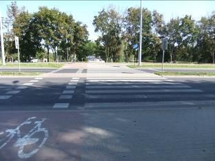 Fot. 3. Droga rowerowa przecinające jezdnie jednokierunkowe (z lewej). Pas ruchu dla rowerów na skrzyżowaniu z sygnalizacją świetlną Rondo Zana-Filaretów (z prawej) Fot. 4.