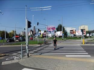 Kierujący pojazdem, który skręca w drogę poprzeczną, jest zobowiązany zachować szczególną ostrożność i ustąpić pierwszeństwa rowerzyście jadącemu na wprost po jezdni, pasie ruchu dla rowerów, drodze