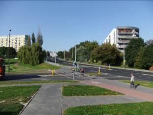 Nieprawidłowy ruch pieszych po drodze dla rowerzystów (z prawej) Fot. 6.