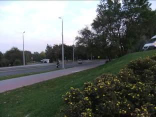 Rowerzysta poza ścieżką rowerową (z prawej) Fot. 10.