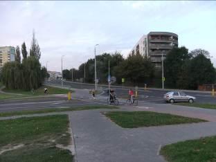 zmierzchu  Trzej rowerzyści bez świateł na drodze dla