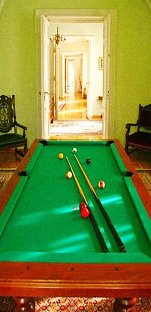 Rozmieszczenie miejsc noclegowych: Pałac: 3 apartamenty 2 osobowe, 5 pokoi 2 osobowych, 14 pokoi 1 osobowych,