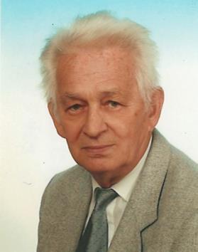 Czesław KAPOŁKA (1931-2018) Inż. Czesław Kapołka urodził się 27 kwietnia 1931 r. w Rudzie Kameralnej w gminie Zakliczyn n/dunajcem w rodzinie chłopskiej, jako syn Michała i Heleny z d. Gałek.