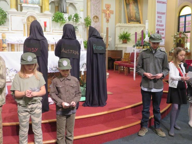 To z misterium Bożego Narodzenia wyrasta i krzewi się piękno naszej świątecznej tradycji: wigilijna wieczerza, kolędy i pastorałki, zwyczaje i obrzędy, które budują naszą tożsamość i czynią nas