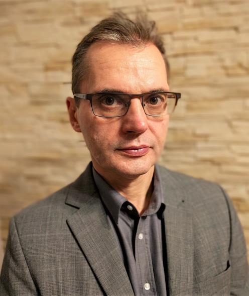 KADRA KIERUNKU PIELĘGNIARSTWO DR N. MED. PIOTR JAMROZIK Doktor nauk medycznych, adiunkt Zakładu Teorii Pielęgniarstwa AHE w Łodzi, z kierunkiem związany od 2010 roku. Specjalista II st.