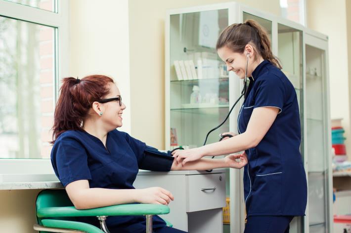 PRACA DLA ABSOLWENTA Absolwent kierunku pielęgniarstwo po otrzymaniu prawa wykonywania zawodu może podjąć zatrudnienie: w podmiotach leczniczych (szpitale, przychodnie), w tym również na stanowiskach