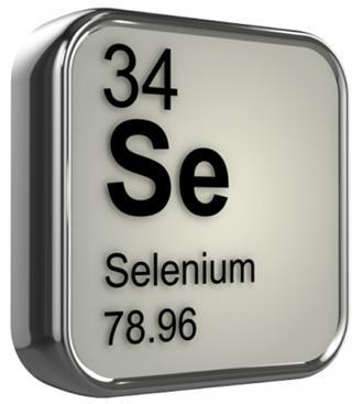 Niedobór selenu a tarczyca (1) niedobór selenu hamuje syntezę hormonów tarczycy na drodze dezaktywacji selenoprotein, (szczególnie dejodynaz odpowiedzialnych za konwersję T 4 do T 3 ); obniżona