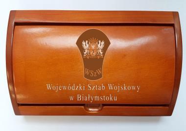 Na przodzie etui wygrawerowane logo WSzW (dostarczone przez zamawiającego) na środku o wysokości ok 3 cm pod logiem napis WOJEWÓDZKI SZTAB WOJSKOWY W BIAŁYMSOKU o wysokości ok 6 mm Długopis i pióro