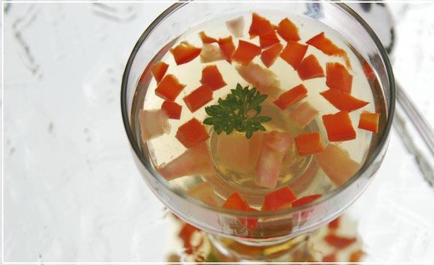 Po ugotowaniu zupy przecedza się ją przez sito do wazy, a gotowane w niej ryby, langusty i kraby podaje się na osobnym półmisku. Do zupy bouillabaise podaje się w Marsylii pieczywo zwane marette.