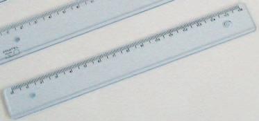 tyłu posiada podcięcie pozwalające na pisanie i rysowanie tuszem i pisakami; nadrukowana trwała i precyzyjna skala z dokładnością do 0,1 mm.