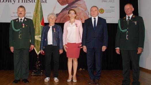 W uznaniu zasług Minister Henryk Kowalczyk wręczył kilkunastu myśliwym i pracownikom PZŁ odznaczenia państwowe.