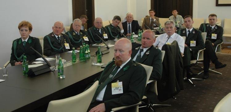 Uczestnicy konferencji: Paweł Jachimczak, Paweł Jenoch, Leszek Szewczyk (drugi i trzeci po prawej), Zdzisław Siewierski, Marek Rogoziński, Bogusław Drozd (drugi, trzeci i czwarty po lewej).