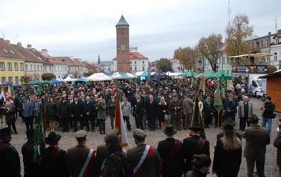 Widok ze sceny głównej Widzowie na pułtuskim rynku W bloku rozrywkowo-edukacyjnym odbyły się koncerty muzyki myśliwskiej w wykonaniu zespołów Hubertus KŁ Cyranka Sztum, Forest
